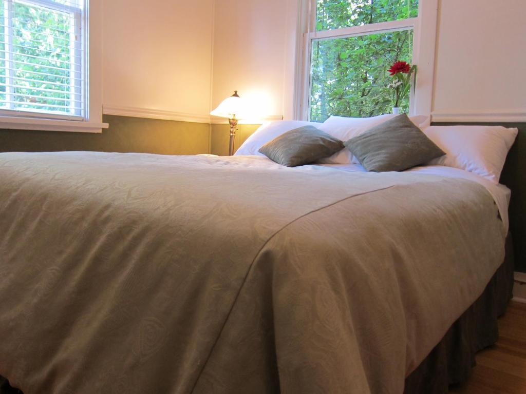 Heriot Bay Inn Room photo