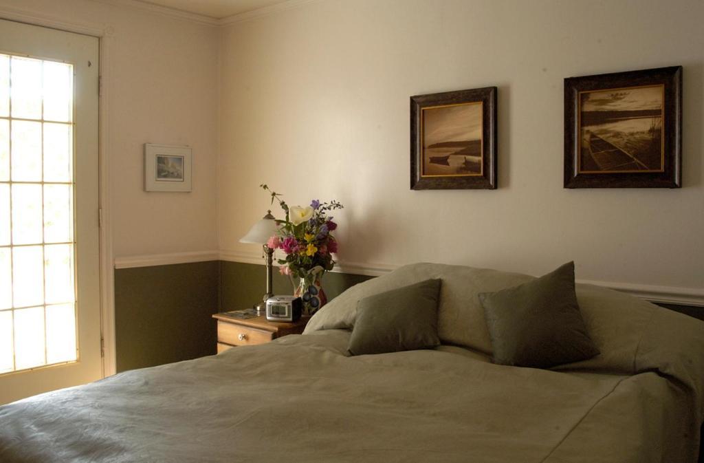 Heriot Bay Inn Room photo
