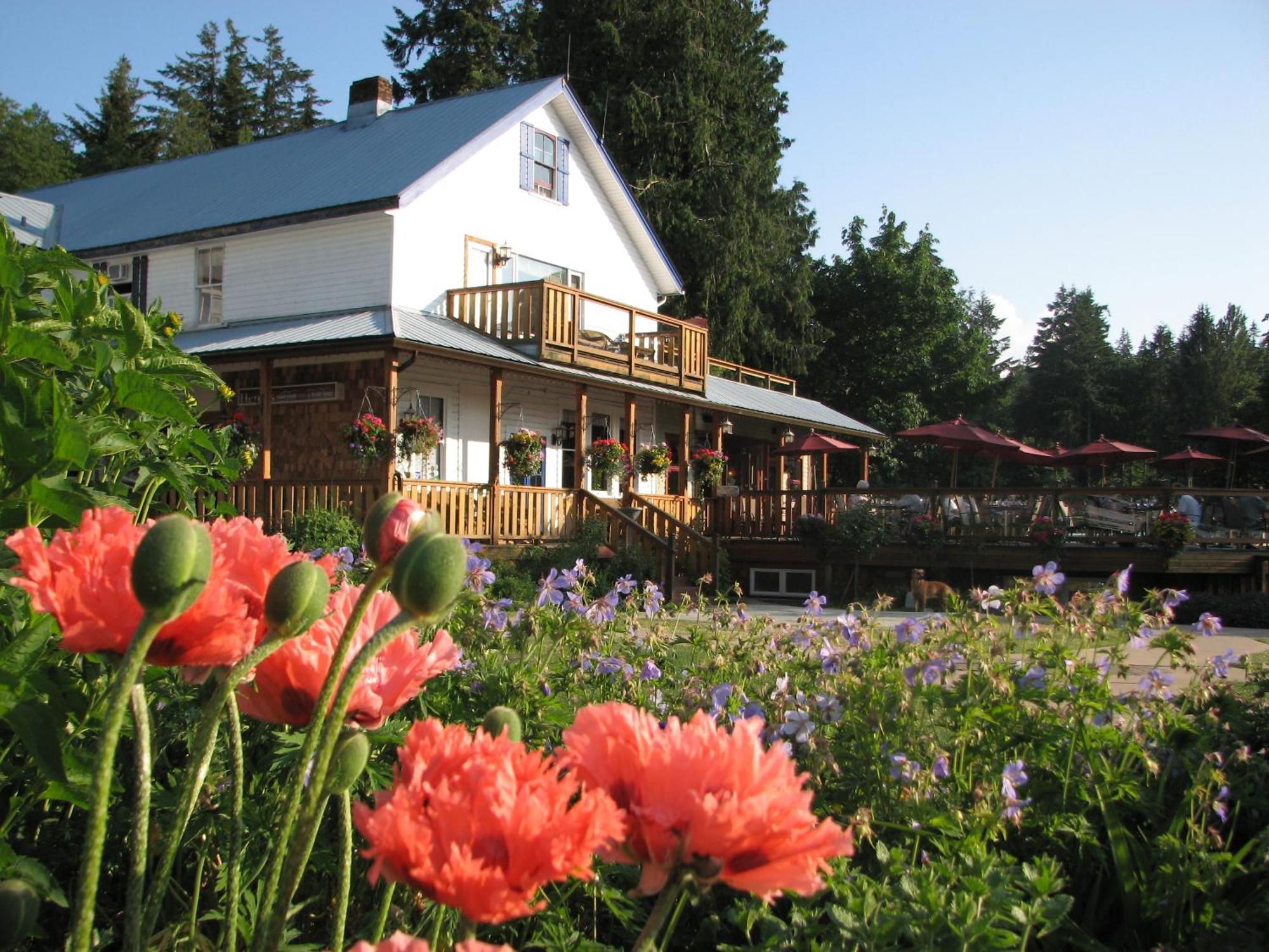 Heriot Bay Inn Exterior photo