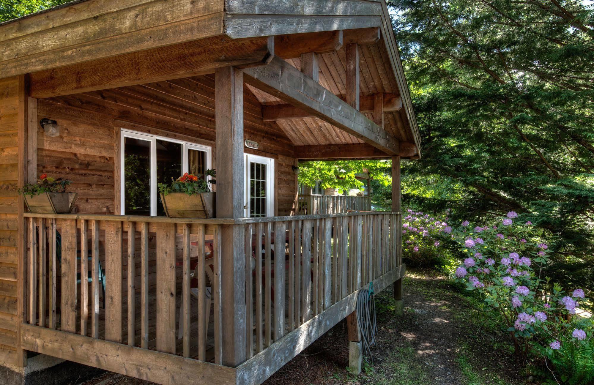 Heriot Bay Inn Exterior photo